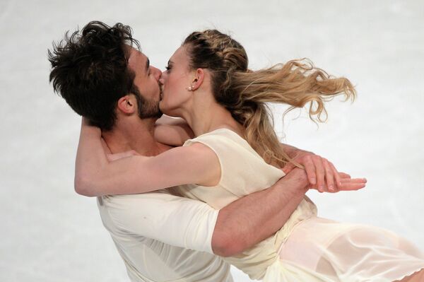 Габриэла Пападакис и Гийом Сизерон (Франция) выступают с произвольной программой в танцах на льду на чемпионате Европы по фигурному катанию в Стокгольме.
