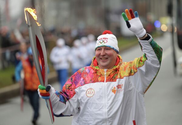 Олимпийский чемпион по гандболу Дмитрий Торгованов во время эстафеты Олимпийского огня в Санкт-Петербурге.