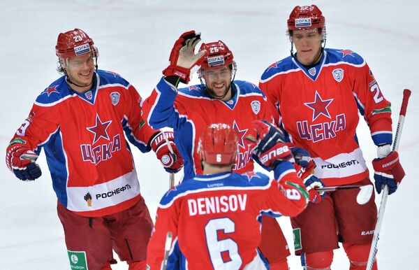 Игроки ПХК ЦСКА Андрей Стась, Владимир Жарков и Никита Зайцев (слева направо)