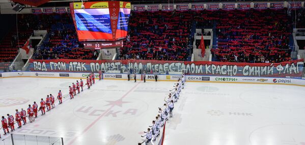 Команды перед началом матча регулярного чемпионата Континентальной хоккейной лиги между ПХК ЦСКА (Россия, Москва) и ХК Медвешчак (Хорватия, Загреб)