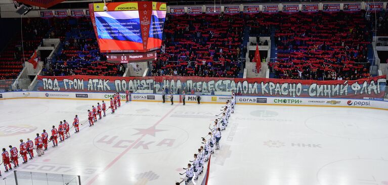 Команды перед началом матча регулярного чемпионата Континентальной хоккейной лиги между ПХК ЦСКА (Россия, Москва) и ХК Медвешчак (Хорватия, Загреб)