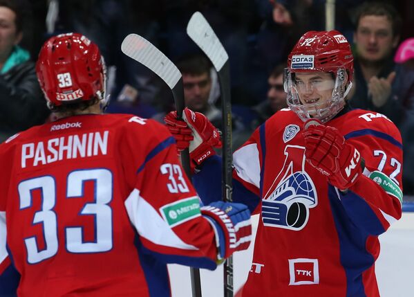 Игроки ХК Локомотив Михаил Пашнин (слева) и Эмиль Галимов радутся забитому голу