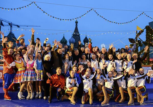 Совместное фотографирование участников ледового шоу на ГУМ-катке на Красной площади