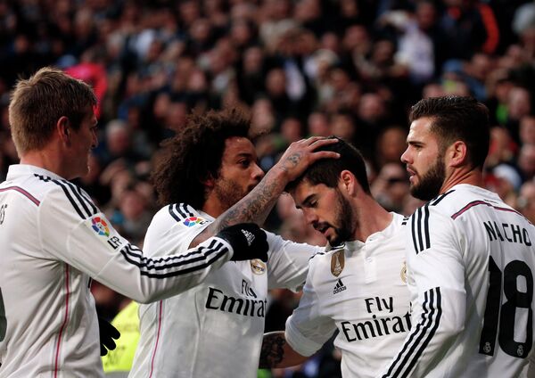 Футболисты мадридского Реала поздравляют Иско с забитым мячом