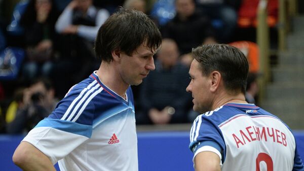 Егор Титов (слева) и Дмитрий Аленичев  в матче Кубка легенд -2015 против сборной Нидерландов