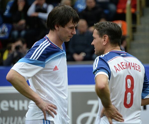 Егор Титов (слева) и Дмитрий Аленичев  в матче Кубка легенд -2015 против сборной Нидерландов