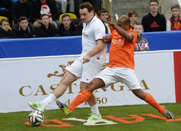 Защитник команды Нидерландов Арон Винтер (справа) и нападающий команды Сборной Звезд Дмитрий Булыкин