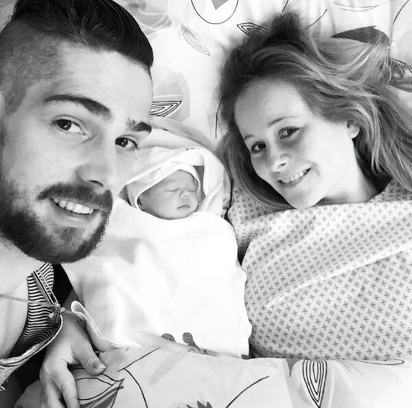 Александр Салак с женой Михаэлой и новорожденной дочкой Шарлоттой
