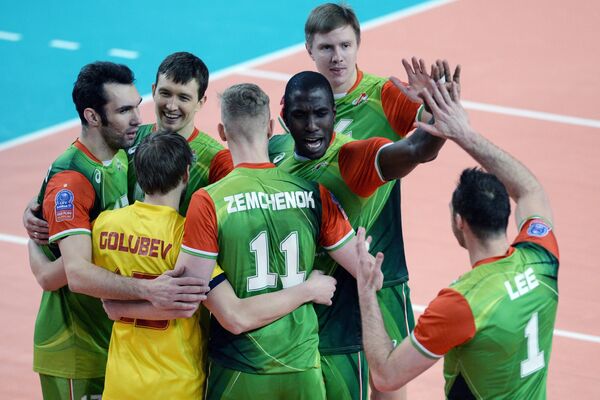 Волейболисты Локомотива радуются победе