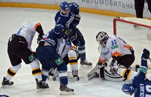 Хоккеисты Динамо атакуют ворота голкипера Северстали Якуба Штепанека (справа)