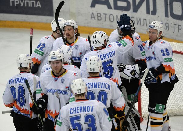 Хоккеисты Северстали радуются победе в матче регулярного чемпионата Континентальной хоккейной лиги между ХК Динамо (Москва) и ХК Северсталь (Череповец)