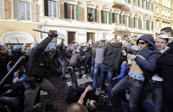 Столкновения фанатов и полиции до начала матча Рома - Фейенорд