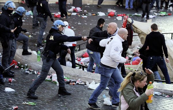 Столкновения фанатов с полицией в Риме