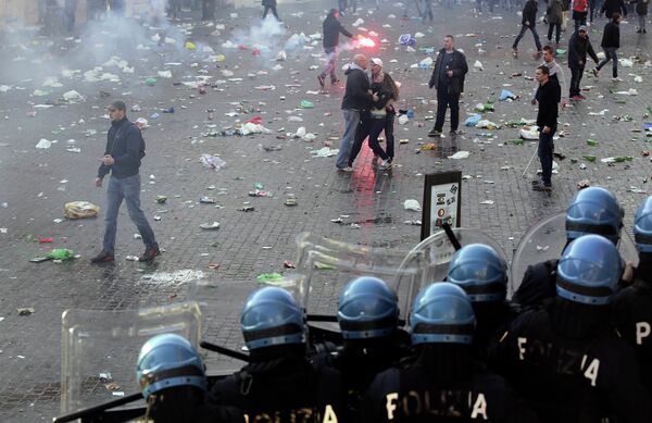 Cтолкновение полиции Италии с болельщиками голландского футбольного клуба Фейенорд