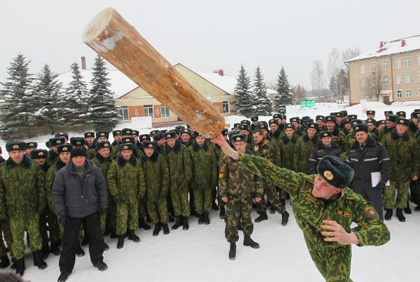 Празднование масленицы во внутренних войсках Беларуссии