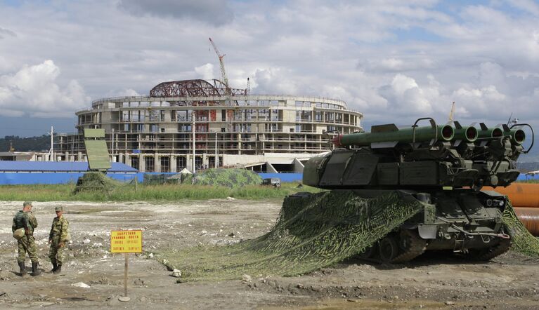 Зенитно-ракетный комплекс Бук в Имеретинской бухте около строящегося олимпийского стадиона Зенитно-ракетный комплекс Бук в Имеретинской бухте около строящегося олимпийского стадиона