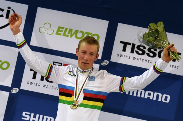 Артур Ершов на церемонии награждения по случаю победы на чемпионате мира по велоспорту на треке
