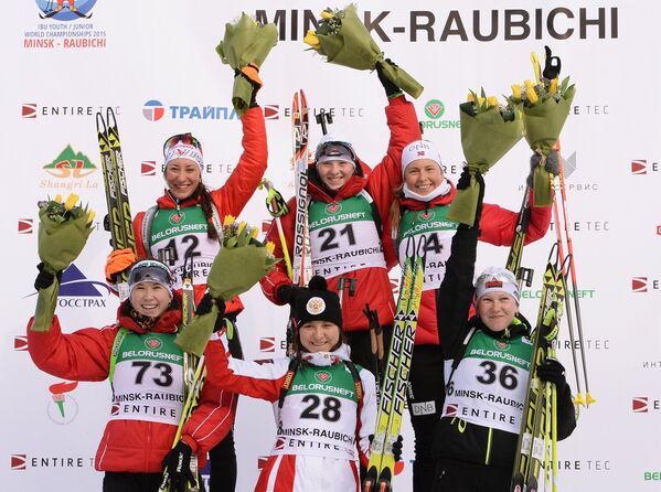 Слева направо на втором плане: Юлия Швайгер (Австрия) – 2-е место, Дарья Блашко (Белоруссия) – 1-е место и Ингрид Ландмарк Тандревольд (Норвегия) – 3-е место, (слева направо на первом плане): Динара Алимбекова (Белоруссия) – 4-е место, Елизавета Каплина (Россия) – 5-е место, Анна Сола (Белоруссия) – 6-е место
