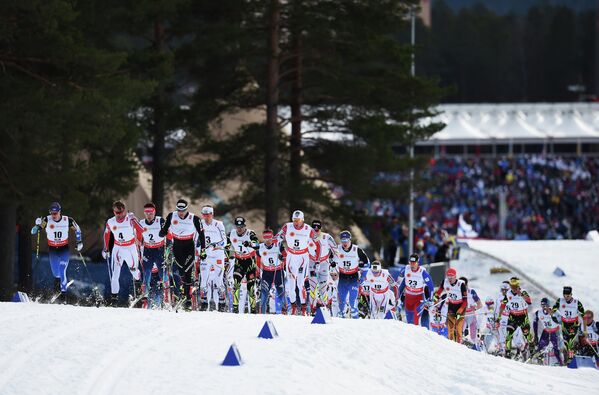 Спортсмены во время скиатлона