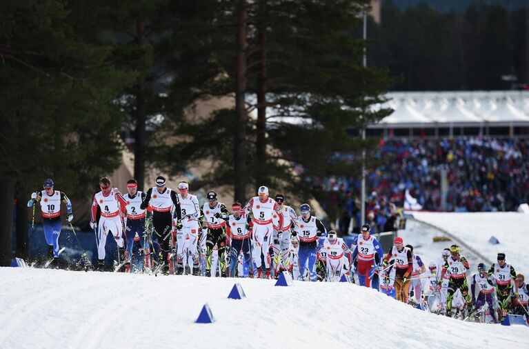 Спортсмены во время скиатлона Спортсмены во время скиатлона