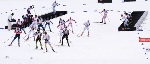 Спортсмены во время скиатлона