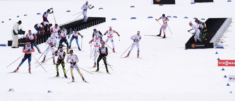 Спортсмены во время скиатлона Спортсмены во время скиатлона