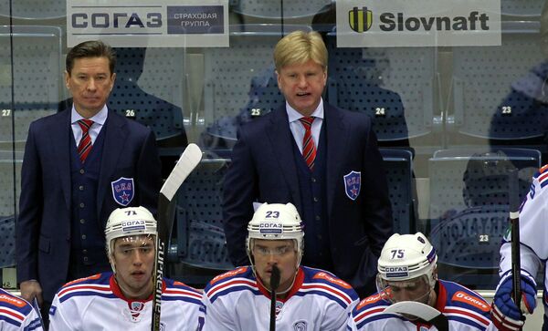 Вячеслав Быков (слева), Николай Борщевский и хоккеисты СКА
