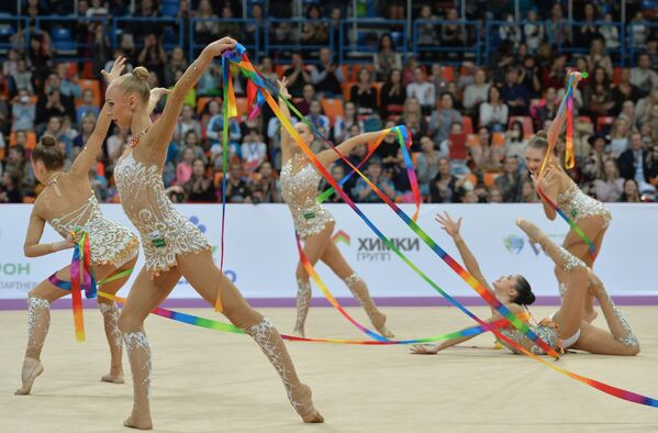 Гимнастки сборной России выполняют групповые упражнения с пятью лентами