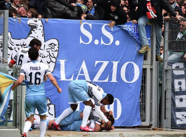 Футболисты Лацио празднуют забитый Антонио Кандревой гол