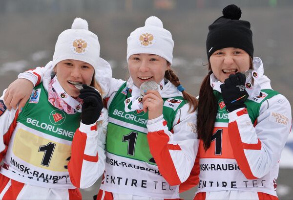 Российские биатлонистки Кристина Резцова, Наталья Ушкина, Елизавета Каплина (слева направо)