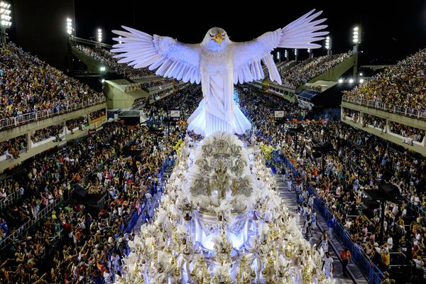 Традиционный карнавал в Рио-де-Жанейро