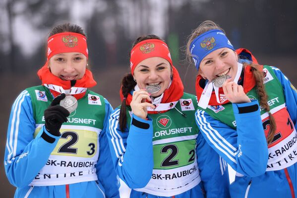 Российские биатлонистки Виктория Сливко, Наталья Гербулова, Ульяна Кайшева (справа налево)