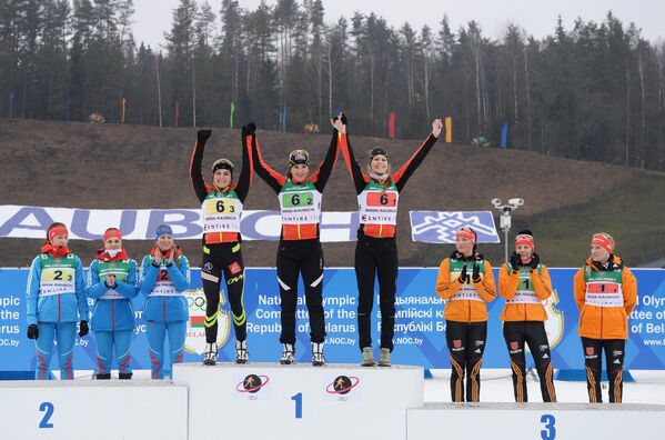 Призеры эстафеты среди юниорок молодежного чемпионата мира по биатлону 2015 в Белоруссии во время церемонии награждения (слева направо)