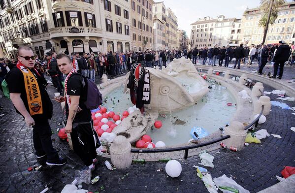 Разрушенный болельщиками Фейеноорда фонтан в Риме