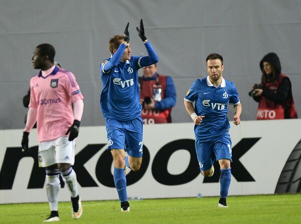 Защитник Динамо Алексей Козлов (в центре) радуется забитому голу.