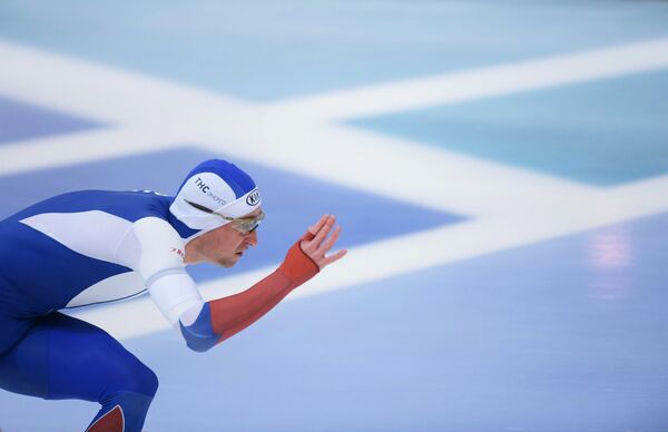 Алексей Есин (Россия) на дистанции в забеге среди мужчин на 500 метров