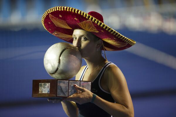 Тимя Бащински с трофеем за победу на теннисном турнире в Акапулько