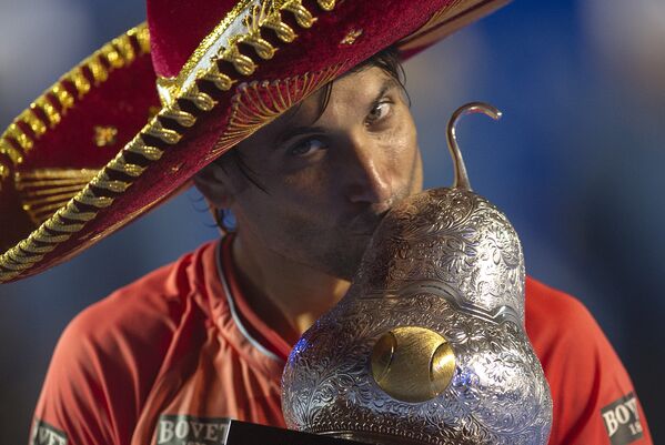 Давид Феррер с трофеем за победу на теннисном турнире в Акапулько /