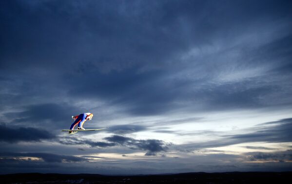 Стефан Крафт из Австрии во время прыжка с трамплина на чемпионате мира по лыжным видам спорта в шведском Фалуне