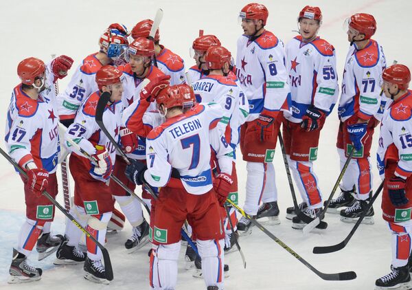 Хоккеисты ЦСКА радуются победе в матче 1/8 финала плей-офф Кубка Гагарина