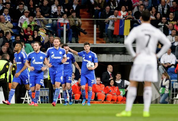 Футболисты Шальке празднуют забитый гол в ворота Реала