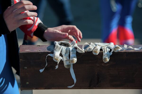 Перчатки саночника во время соревнований на Спартакиаде