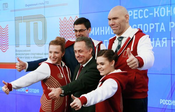 Яна Чурикова, Виталий Мутко, Аделина Сотникова (слева направо на первом плане), Александр Попов и Николай Валуев (слева направо на втором плане)