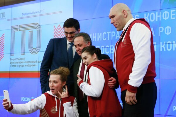 Яна Чурикова, Александр Попов, Виталий Мутко, Аделина Сотникова и Николай Валуев (слева направо)