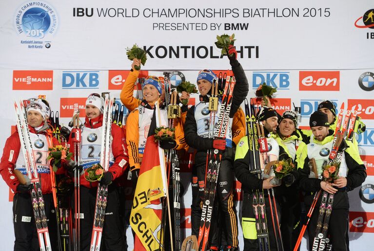 Слева направо: норвежские биатлонисты Уле-Эйнар Бьерндален, Тарьей Бе, Йоханнес Бе , Эмиль Хегле Свендсен – серебряные медали, немецкие биатлонисты Эрик Лессер, Даниэль Бем, Арнд Пайффер, Симон Шемпп – золотые медали, французские биатлонисты Симон Фуркад, Жан-Гийом Беатрикс, Кентен Фийон-Майе, Мартен Фуркад – бронзовые медали Слева направо: норвежские биатлонисты Уле-Эйнар Бьерндален, Тарьей Бе, Йоханнес Бе , Эмиль Хегле Свендсен – серебряные медали, немецкие биатлонисты Эрик Лессер, Даниэль Бем, Арнд Пайффер, Симон Шемпп – золотые медали, французские биатлонисты Симон Фуркад, Жан-Гийом Беатрикс, Кентен Фийон-Майе, Мартен Фуркад – бронзовые медали