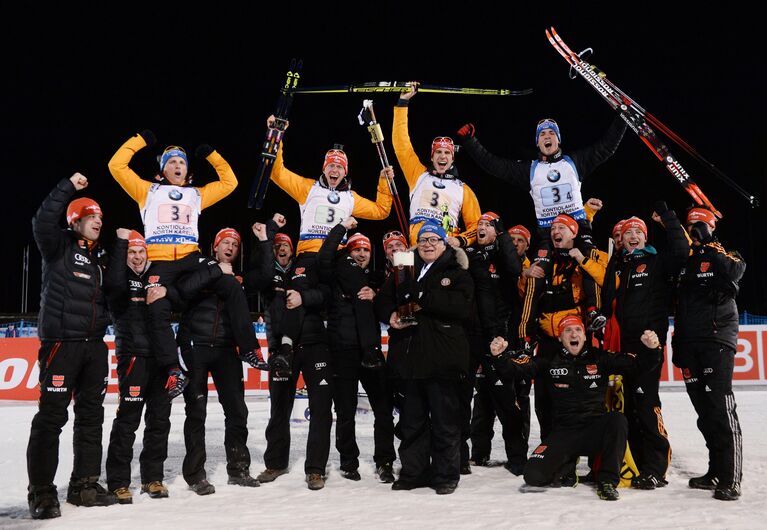 Слева направо на втором плане: немецкие биатлонисты Эрик Лессер, Даниэль Бем, Арнд Пайффер, Симон Шемпп Слева направо на втором плане: немецкие биатлонисты Эрик Лессер, Даниэль Бем, Арнд Пайффер, Симон Шемпп