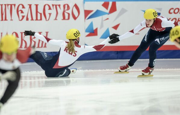 Российские спортсменки на дистанции эстафеты 3000 метров среди женщин на чемпионате мира по шорт-треку в Москве