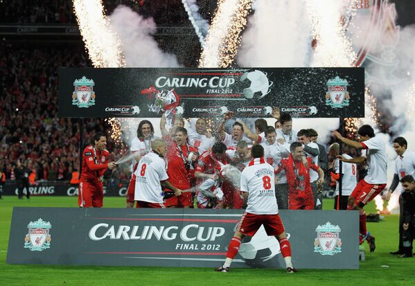 Футболисты Ливерпуля празднуют победу в Кубке английской Лиги, 2012 год.