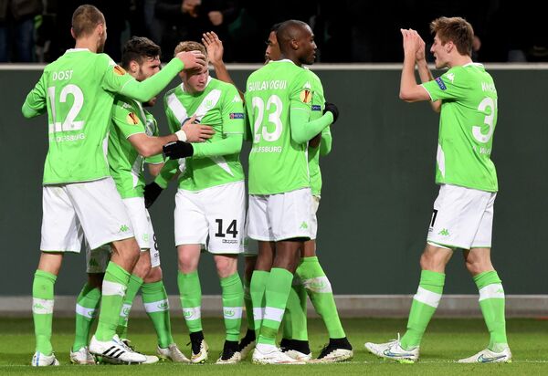 Футболисты Вольфсбурга поздравляют с забитым мячом Кевина де Брейне.