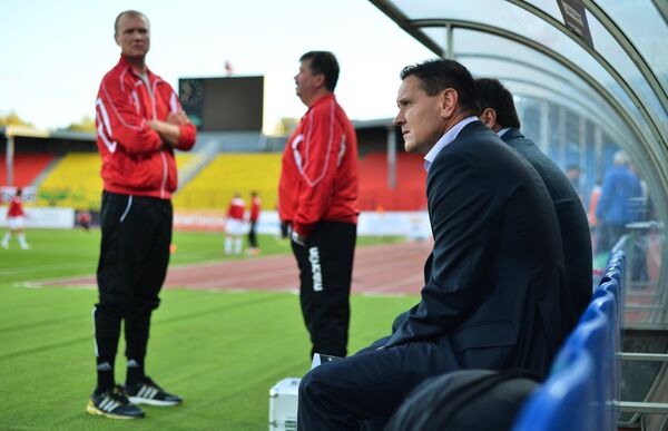 Главный тренер тульского Арсенала Дмитрий Аленичев (справа) на скамейке